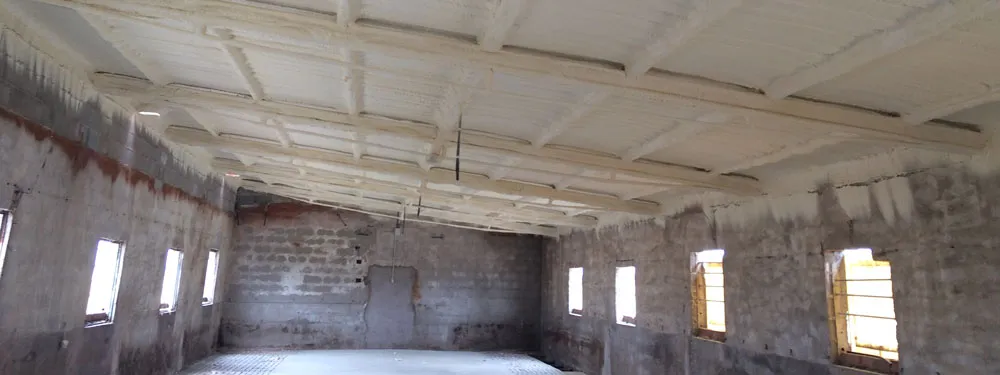 interior de una nave industrial con las paredes y la cubierta interior de chapa proyectada con aislamiento de espuma de poliuretano