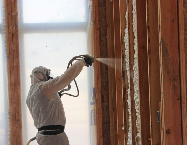 Técnico proyectando espuma de poliuretano en el interior de una cámara de madera para aislarla y ganar así eficiencia energética y aislarla del calor, el frío y la humedad que son las ventajas y beneficios de contratar a SpumaSystem